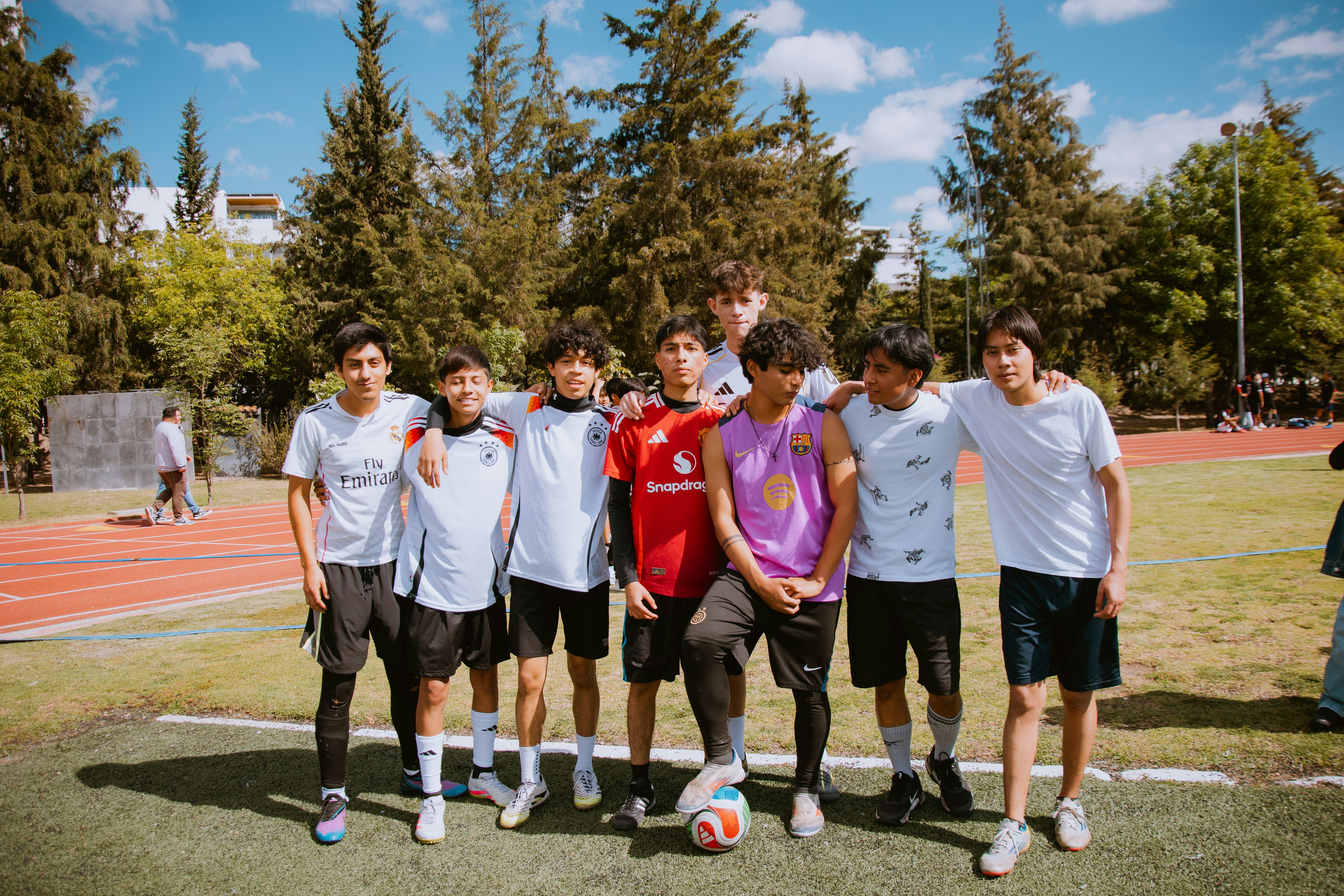 全国各地联动开展丰富多彩的残疾人冰雪运动